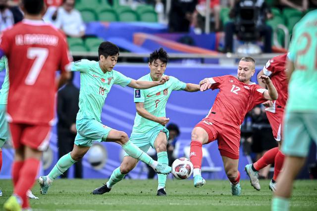 新球体育-国足刷卡延续恩怨情仇？韦世豪对决阿菲夫几无可能