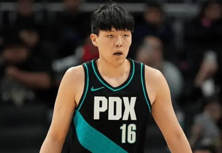 足彩-杨瀚森又去发展联盟虐菜了！半场出手3次就轰10+10，统治力太强！